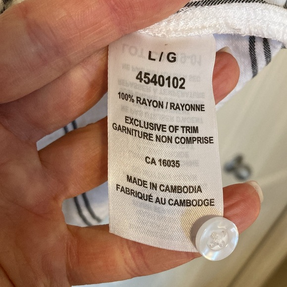 EUC Tahari long sleeve vertical striped button up blouse/shirt. Size large. - Picture 6 of 7